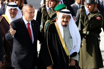 Turkey's President Recep Tayyip Erdogan (L) welcomes Saudi King Salman bin Abdulaziz Al Saud upon his arrival at Esenboga Airport in Ankara on April 11, 2016. / AFP / ADEM ALTAN