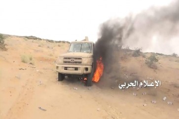 الية سعودية تحترق في صحراء ميدي بعد استهدافها من قبل الجيش واللجان الشعبية