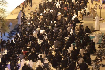 البحرينيون المعتصمون أمام منزل الشيخ عيسى قاسم في الدراز