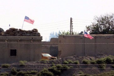 قوات سوريا الديمقراطية ترفع الأعلام الأمريكية على مبان بمدينة تل أبيض
