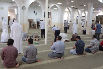 الصلاة فرادى بعد منع أكبر صلاة جمعية في البحرين