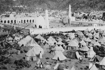 صورة قديمة للكعبة تعود إلى عام 1910.