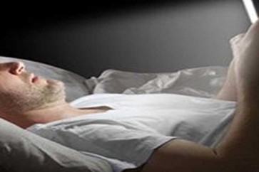 كثرة التعرض لشاشة الهاتف المحمول تؤثر سلبا على النوم
