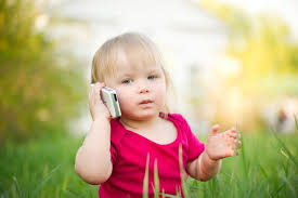 متى تسمحين لطفلك باستعمال الهاتف؟