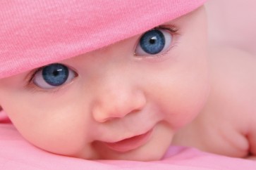 ليس صحيحًا أن جميع الأطفال يولدون بعيون زرقاء