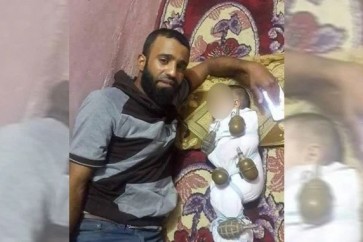 صورة نشرت على مواقع التواصل الاجتماعي لشاب تونسي بجانبه طفل محاط بالقنابل
