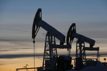 النفط ينخفض بفعل مخزونات النفط الأمريكية