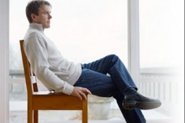الجلوس بوضع ساق على ساق يمكن أن يتسبب بارتفاع ضغط الدم في الجسم