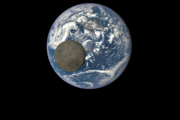 العلماء يحذرون: القمر يتحرك نحو الأرض