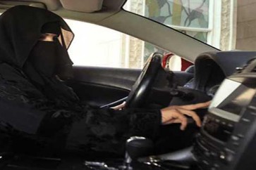 القبض على فتاة سعودية تقود سيارة