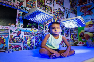 مرض نادر يجبر طفلا على البقاء تحت الضوء الأزرق للحفاظ على حياته