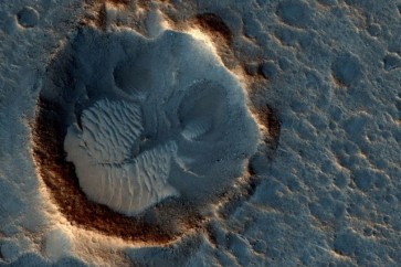 علماء: حفرة على سطح المريخ بسبب "تسونامي" عنيف
