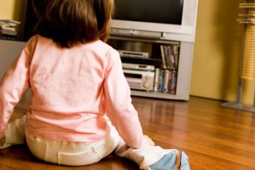 جلوس الطفل بوضعية حرف (W) أمام شاشة التلفاز قد يكون أمراً مثيراً للقلق