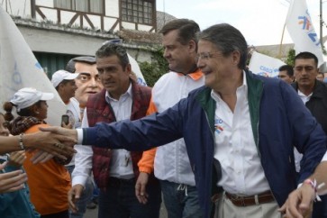 المرشح الرئاسي الإكوادوري غييرمو لاسو يحيي مؤيديه