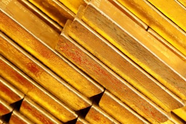 انخفض الذهب مع بيانات اقتصادية رفعت الدولار الأميركي