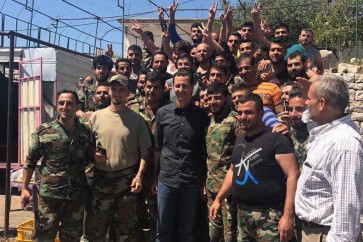 الرئيس الأسد مع عدد من جنود الجيش السوري في ريف حماه