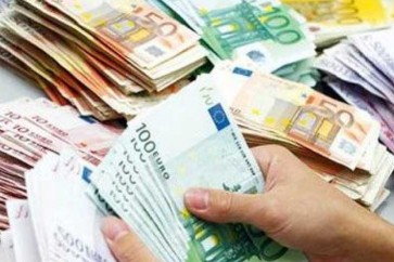 صبي ألماني يوزع آلافا من اليورو على المارة