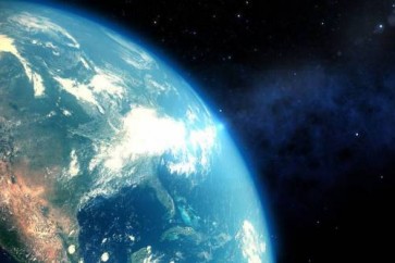 ناسا: أضخم كويكب في التاريخ سيمر بالقرب من الأرض في سبتمبر أعلنت الإدارة الوطنية للملاحة الجوية والفضاء (ناسا) اليوم الجمعة، أن كويكب "فلورنس"، سيصبح أكبر كويكباً يقترب من الأرض في تاريخ الرصد، سيمر قرب كوكبنا الأرض في أيلول/سبتمبر. وقال العامل في مختبر الدفع الذاتي التابع لناسا، بول خوداس:"رغم أن هناك الكثير من الكويكبات الشهيرة اقتربت من الأرض أكثر مما سيقترب فلورنس في 1 أيلول /سبتمبر، جميعهم كانوا أصغر. فلورنس هو أكبر كويكب سيقترب من الأرض بهذه المسافة، منذ إطلاق مشروع ناسا لرصد الكويكبات القريبة من الأرض". وفقاً لناسا، سيقترب كويكب فلورنس، الذي يبلغ حجمه 4.4 كم في 1 أيلول/سبتمبر من الأرض إلى مسافة 7 مليون كيلومتر. ويؤكد الخبراء أن اقتراب الكويكب من الأرض لا يشكل أي خطر.