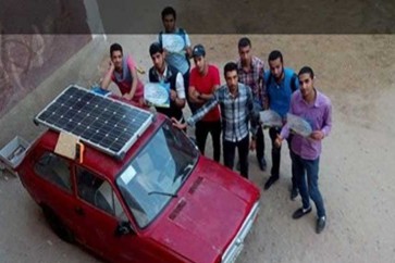 طلاب مصريون يبتكرون مركبة تعمل بالطاقة الشمسية لمساعدة المعاقين