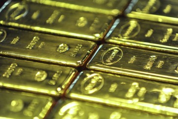 الذهب ينزل وسط جني للأرباح مع تعافي الدولار