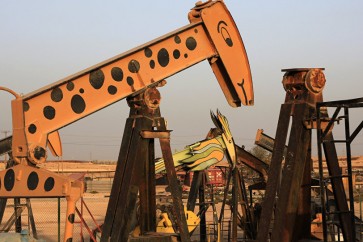 النفط ينزل عن أعلى سعر في 3 سنوات تخوفا من مغالاة في الصعود