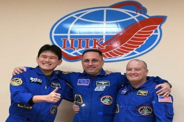 رائد الفضاء الياباني في صورة تذكارية مع رائدي فضاء روسي وأمريكي