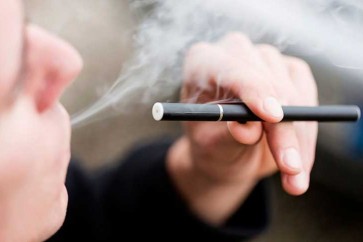 دراسة: السجائر الإلكترونية قد تضر الرئتين حتى دون نيكوتين