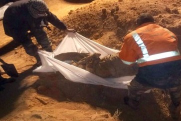 العثور على مقبرة جماعية تضم جثامين 34 شهيداً أعدمهم إرهابيو داعش قرب منطقة الرمثان بريف الرقة