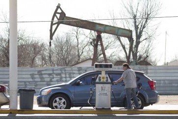 النفط يهبط بفعل زيادة الإنتاج الأمريكي