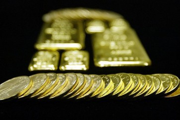 الذهب يرتفع مع تراجع الدولار بفعل قرار ترامب بفرض رسوم
