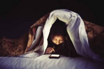 دراسة: استخدام الهاتف عند النوم يمكن أن يدمر الصحة النفسية