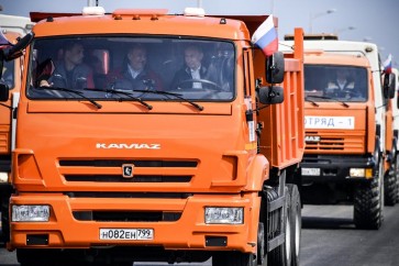 بوتين يفتتح جسرا يربط بين روسيا والقرم