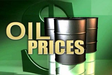 النفط ينخفض بعد مسيرة صعود وأوبك ربما تخفف القيود على الإمدادات