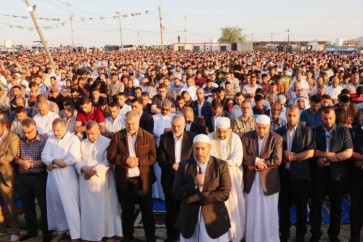 عشرات الآلاف يؤدون صلاة العيد في مخيمات العودة