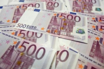 اليورو ينزل مع استمرار القلق في أسواق العملة بسبب التوترات التجارية