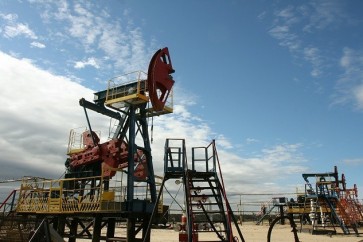النفط يتراجع مع احتمال زيادة إمدادات الخام