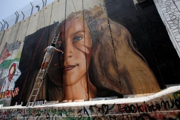 العدو الصهيوني يعتقل ايطاليين رسما لوحة جدارية لعهد التميمي