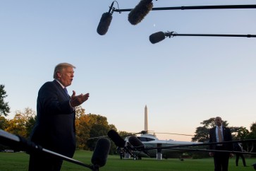 US President Donald Trump speaks to the press after arriving on Marine One on the South Lawn of the White House in Washington, DC, September 27, 2017, after traveling to Indiana to unveil his tax reform plan. / AFP PHOTO / SAUL LOEB