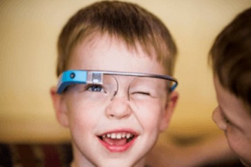 نظارة جوجل قد تساعد الأطفال المصابين بالتوحد على قراءة تعابير الوجوه