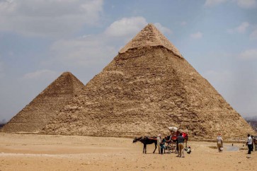 اقترحت مجموعة من الشباب المصري مبادرة جديدة لدعم اقتصاد بلادهم، عن طريق السياحه العلاجية التي تعتبر من أهم أنواع السياحة التي يسافر لأجلها العديد من الأشخاص حول العالم. وأوضحت المجموعة الشبابية في تصريحات خاصة لـRT، أن هذه المبادرة تحمل اسم "كيوروتريب" أي رحلة شفاء وهي خاصة بالسياحة العلاجية التي تتطلب تدخل جراحي أو طبي دوائي، وليست السياحة الاستشفائية (الدفن في رمال سيوة والعلاج بالمياه الكبريتية في سيناء)، ولكن السياحة التي يتم الحديث عنها تقدم خدمات طبية كاملة وحقيقية تتطلب تدخلا طبيا دوائيا وجراحيا. إقرأ المزيد صورة المبادرة مبادرة شبابية لجذب الاستثمارات إلى مصر وأكد المؤسسون للمبادرة وهم إسماعيل أنور مدرس واستشاري أمراض الجهاز الهضمي والكبد في كلية طب القصر العيني، وأحمد عساكر خريج كلية الصيدلية الجامعة الألمانية، ومتخصص في علم الجينات، بالإضافة إلى بسنت محمود خريجة كليه الصيدلية الجامعة الألمانية، ومتخصصة في الميكروبيولوجيا، أنه بدأ التفكير فيها العام الماضي، ولكن العمل الفعلي على أرض الواقع وتدشينها جاء في شهر أغسطس من العام الجاري. وأشار المؤسسون إلى أن مصر لديها مقومات كبيرة لتصبح مؤهلة للسياحة العلاجية، حيث تحتل مصر المرتبة الثالثة على مستوى الشرق الأوسط، في المقومات المؤهلة للسياحه العلاجية، وهذا الأمر يؤدي إلى التعجب والاستغراب، لأنه لا ينعكس على الدخل أو الاستفادة منه على أرض الواقع. بالإضافة إلى ذلك تمتلك مصر مجموعة كبيرة من الأطباء، والتي يأتي من أجلها العديد من الأشخاص من كافة دول العالم من دول الخليج وأوروبا وأمريكا وكندا، ولديهم تجارب جيدة جدا مع الخدمة الصحية في مصر، ولكن هناك ملحوظة في الرحلة العلاجية تعكر صفو الراغب فيها، هي الإقامة والإنتقالات وملل الرحلة، وهذا ما يعيق نجاح العملية الطبية. إقرأ المزيد السعودية تطلق مشروع "أمالا".. ريفيرا الشرق الأوسط السعودية تطلق مشروع "أمالا".. ريفيرا الشرق الأوسط وأكدت المجموعة المؤسسة للمبادرة أن هناك مميزات كبيرة في الرحلة لمصر، تتلخص في فرق السعر الملحوظ الذي يصل في بعض الأحيان إلى ٥ أضعاف السعر بالخارج مع وجود نفس جودة الخدمة الطبية. ونوهت المجموعة بأن المبادرة تغطي الكثير من التخصصات منها الأسنان، والتجميل، وعمليات السمنة، وزرع الشعر، والحقن المجهري والإنجاب، والذكورة، والأورام، والرمد، وعمليات تصحيح الأبصار، والجهاز الهضمي والكبد، والقلب والعظام والمسالك البولية وغيرها. ويتلخص هدف المبادرة في إعادة رسم وتصدير صورة مصر التي تستحقها، وعودة هذا الأمر على كافة القطاعات، وهذا بالتأكيد سينعكس على رفع درجة الوعي بأهمية السياحة وكفاءة تقديم الخدمة الصحية في مصر، بالإضافة إلى أنها ستنعكس اقتصاديا على مصر، فالسياحة العلاجية لها سوق عالمي يقدر حجم التعامل فيه 100 مليار دولار سنويا، ويقدر حجم الأشخاص الذين يتلقون الخدمة من 4-5٪ من عدد سكان العالم.