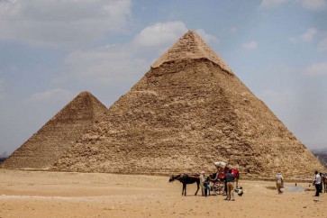 اقترحت مجموعة من الشباب المصري مبادرة جديدة لدعم اقتصاد بلادهم، عن طريق السياحه العلاجية التي تعتبر من أهم أنواع السياحة التي يسافر لأجلها العديد من الأشخاص حول العالم. وأوضحت المجموعة الشبابية في تصريحات خاصة لـRT، أن هذه المبادرة تحمل اسم "كيوروتريب" أي رحلة شفاء وهي خاصة بالسياحة العلاجية التي تتطلب تدخل جراحي أو طبي دوائي، وليست السياحة الاستشفائية (الدفن في رمال سيوة والعلاج بالمياه الكبريتية في سيناء)، ولكن السياحة التي يتم الحديث عنها تقدم خدمات طبية كاملة وحقيقية تتطلب تدخلا طبيا دوائيا وجراحيا. إقرأ المزيد صورة المبادرة مبادرة شبابية لجذب الاستثمارات إلى مصر وأكد المؤسسون للمبادرة وهم إسماعيل أنور مدرس واستشاري أمراض الجهاز الهضمي والكبد في كلية طب القصر العيني، وأحمد عساكر خريج كلية الصيدلية الجامعة الألمانية، ومتخصص في علم الجينات، بالإضافة إلى بسنت محمود خريجة كليه الصيدلية الجامعة الألمانية، ومتخصصة في الميكروبيولوجيا، أنه بدأ التفكير فيها العام الماضي، ولكن العمل الفعلي على أرض الواقع وتدشينها جاء في شهر أغسطس من العام الجاري. وأشار المؤسسون إلى أن مصر لديها مقومات كبيرة لتصبح مؤهلة للسياحة العلاجية، حيث تحتل مصر المرتبة الثالثة على مستوى الشرق الأوسط، في المقومات المؤهلة للسياحه العلاجية، وهذا الأمر يؤدي إلى التعجب والاستغراب، لأنه لا ينعكس على الدخل أو الاستفادة منه على أرض الواقع. بالإضافة إلى ذلك تمتلك مصر مجموعة كبيرة من الأطباء، والتي يأتي من أجلها العديد من الأشخاص من كافة دول العالم من دول الخليج وأوروبا وأمريكا وكندا، ولديهم تجارب جيدة جدا مع الخدمة الصحية في مصر، ولكن هناك ملحوظة في الرحلة العلاجية تعكر صفو الراغب فيها، هي الإقامة والإنتقالات وملل الرحلة، وهذا ما يعيق نجاح العملية الطبية. إقرأ المزيد السعودية تطلق مشروع "أمالا".. ريفيرا الشرق الأوسط السعودية تطلق مشروع "أمالا".. ريفيرا الشرق الأوسط وأكدت المجموعة المؤسسة للمبادرة أن هناك مميزات كبيرة في الرحلة لمصر، تتلخص في فرق السعر الملحوظ الذي يصل في بعض الأحيان إلى ٥ أضعاف السعر بالخارج مع وجود نفس جودة الخدمة الطبية. ونوهت المجموعة بأن المبادرة تغطي الكثير من التخصصات منها الأسنان، والتجميل، وعمليات السمنة، وزرع الشعر، والحقن المجهري والإنجاب، والذكورة، والأورام، والرمد، وعمليات تصحيح الأبصار، والجهاز الهضمي والكبد، والقلب والعظام والمسالك البولية وغيرها. ويتلخص هدف المبادرة في إعادة رسم وتصدير صورة مصر التي تستحقها، وعودة هذا الأمر على كافة القطاعات، وهذا بالتأكيد سينعكس على رفع درجة الوعي بأهمية السياحة وكفاءة تقديم الخدمة الصحية في مصر، بالإضافة إلى أنها ستنعكس اقتصاديا على مصر، فالسياحة العلاجية لها سوق عالمي يقدر حجم التعامل فيه 100 مليار دولار سنويا، ويقدر حجم الأشخاص الذين يتلقون الخدمة من 4-5٪ من عدد سكان العالم.