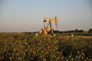 النفط يتراجع بعد وصول الإنتاج الأميركي لمستوى قياسي