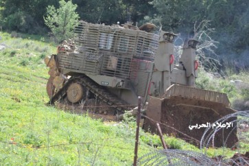 العدو الصهيوني يثبت شريطاً شائكاً مقابل بلدة رميش جنوب لبنان