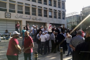 العسكريون المتقاعدون يقفلون مداخل مصرف لبنان المركزي في بيروت