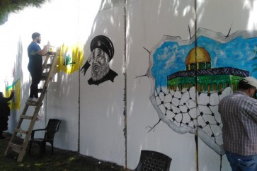 رسم صور وشعارات عند بوابة فاطمة دعما للفلسطينيين وتنديدا بالاعتداءات الاسرائيلية