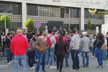 المحتجون يقفلون مصرف لبنان