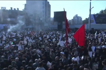 ايران _ حشود غفيرة في الاهواز تستعد لتشييع الشهيد اللواء سليماني ورفقاقه - snapshot 67.05