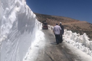 الأشغال باشرت جرف الثلوج لفتح طريق عيناتا الأرز