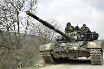 دبابة وجنود من الجيش الأذربيجاني
