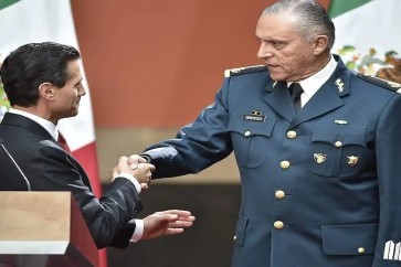 الرئيس المكسيكي يصافح الجنرال سلفادور سيينفويجوس